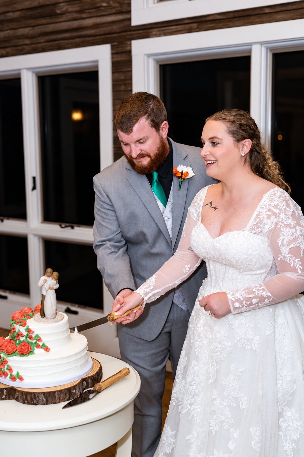 Danielle and Trey—cake cutting