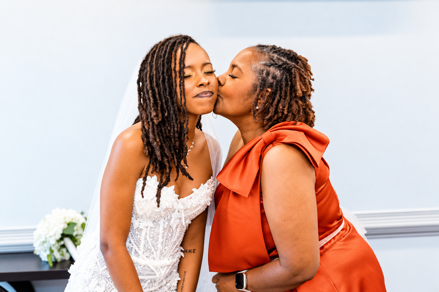 Bride family kiss at Burnett and Jaelyn's wedding