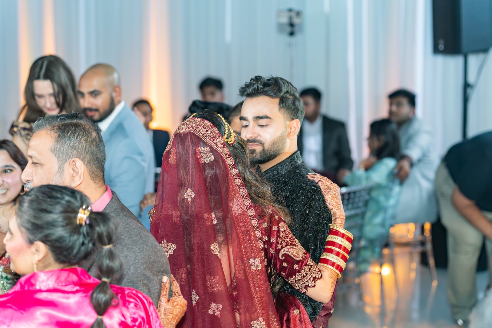 Shahzain embraces Mehreen on the dance floor among their guests
